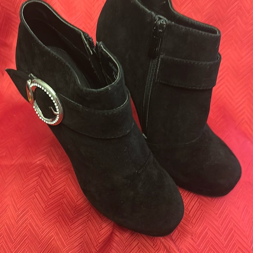 Lucita 5” Black Heel Ankle Boots. Size 6.5